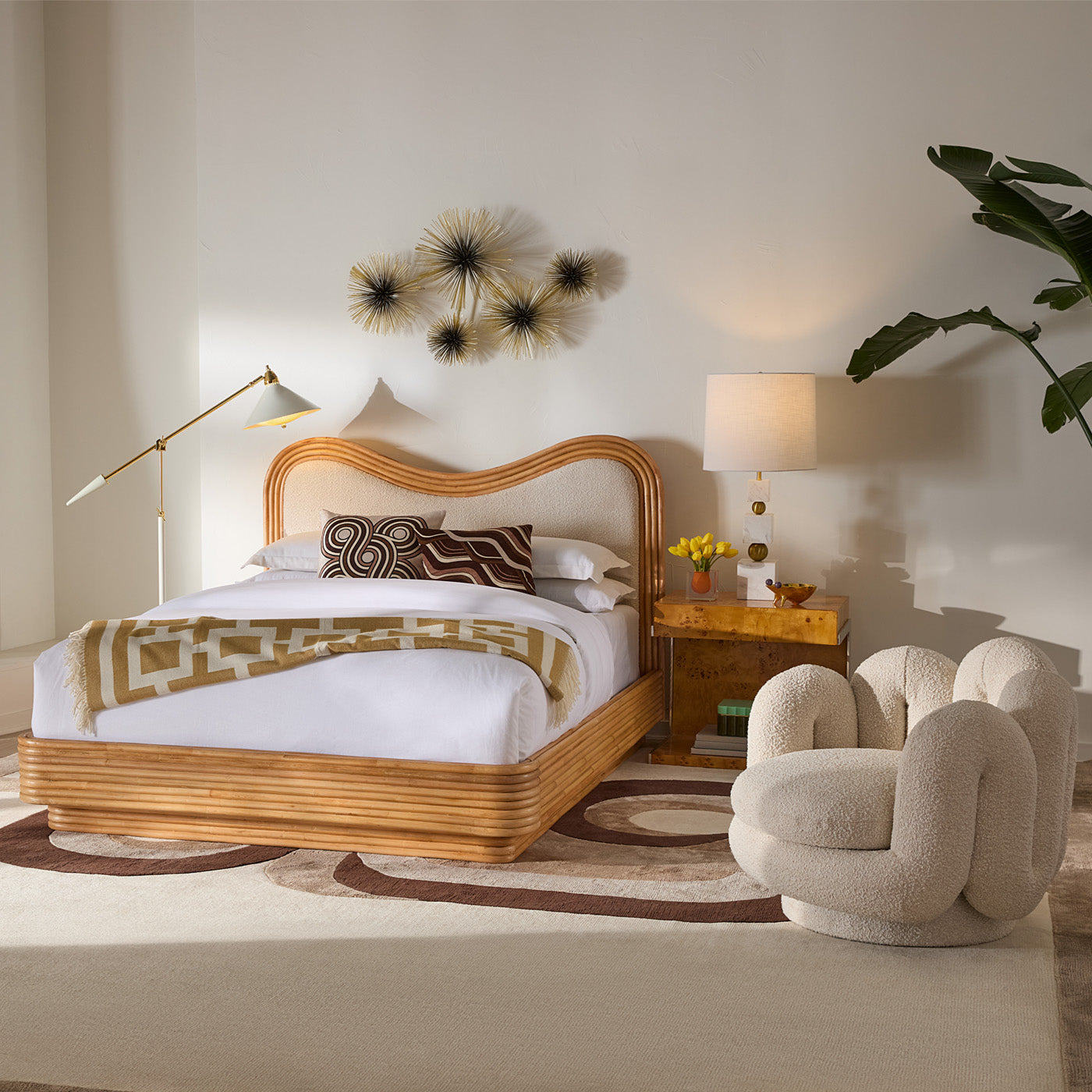 Serpentine Swivel Chair Olympus Snow with Riviera Bed