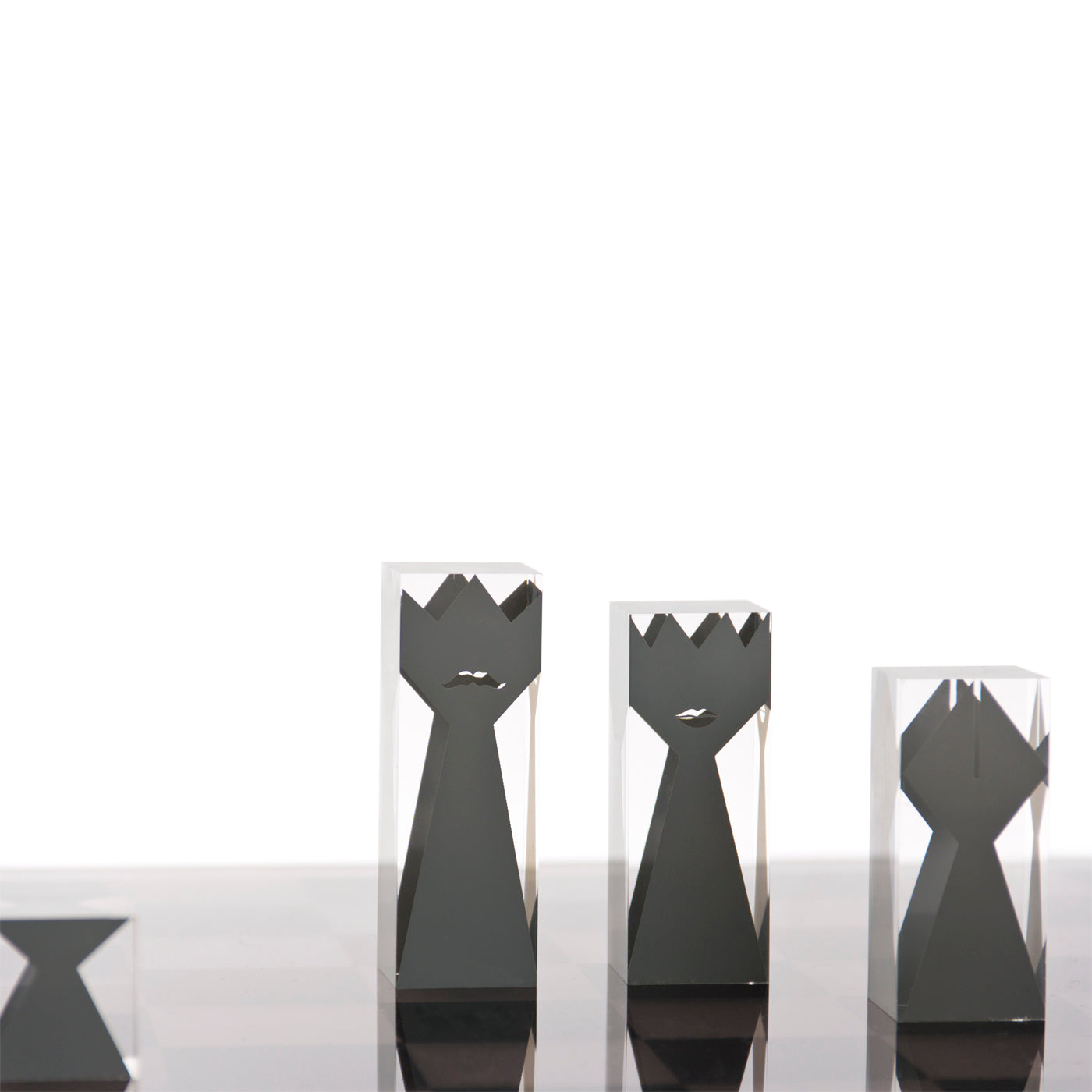 acrylic chess set black and clear - detail view 1