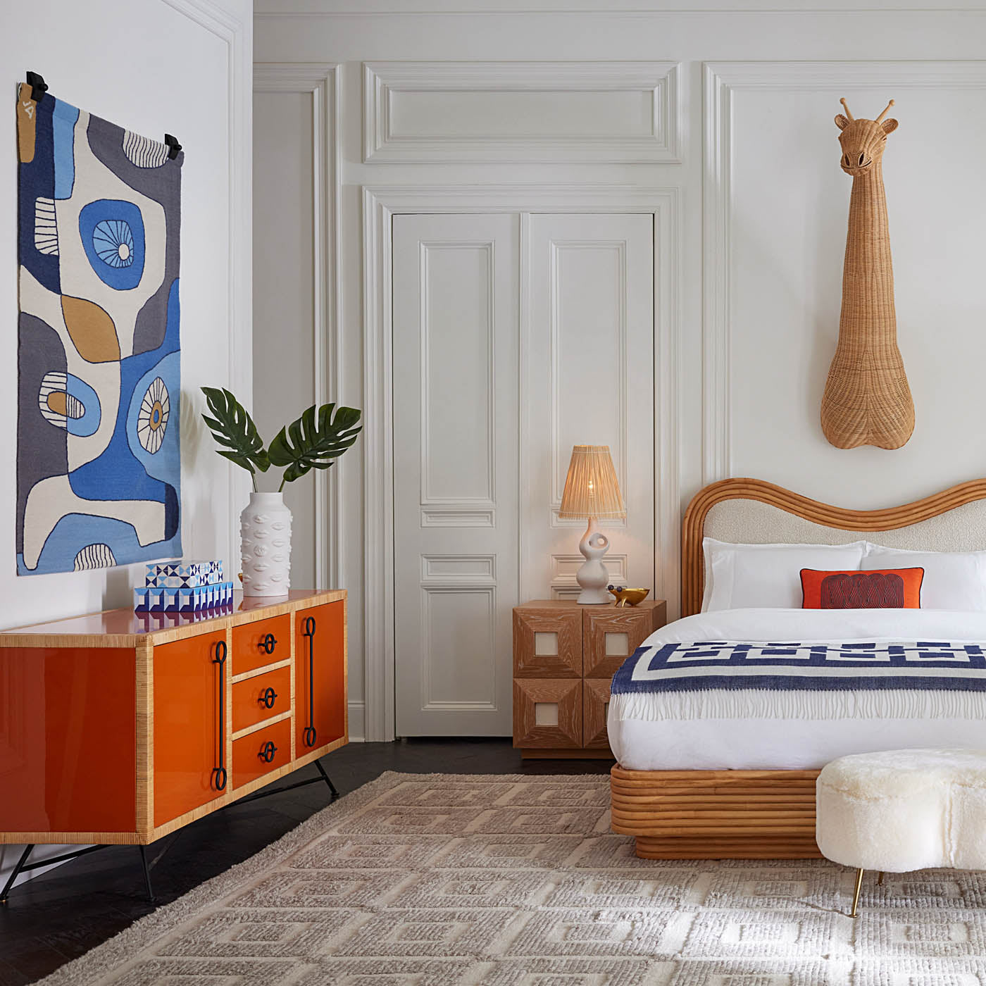 Riviera Wave Bed Queen with Alphaville Cocktail Table