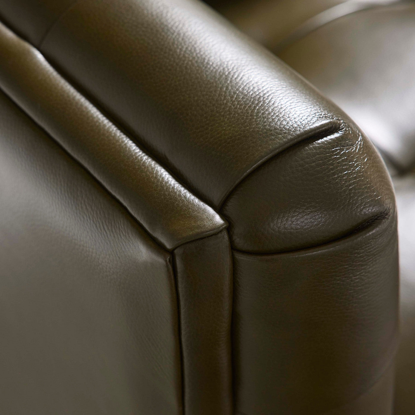 claridge apartment sofa olive leather - details view