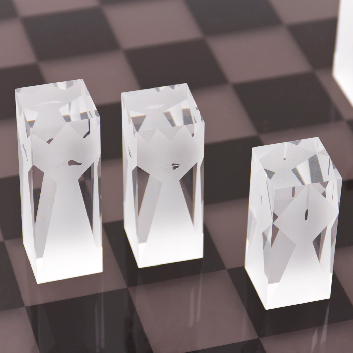 acrylic chess set black and clear - detail view 2