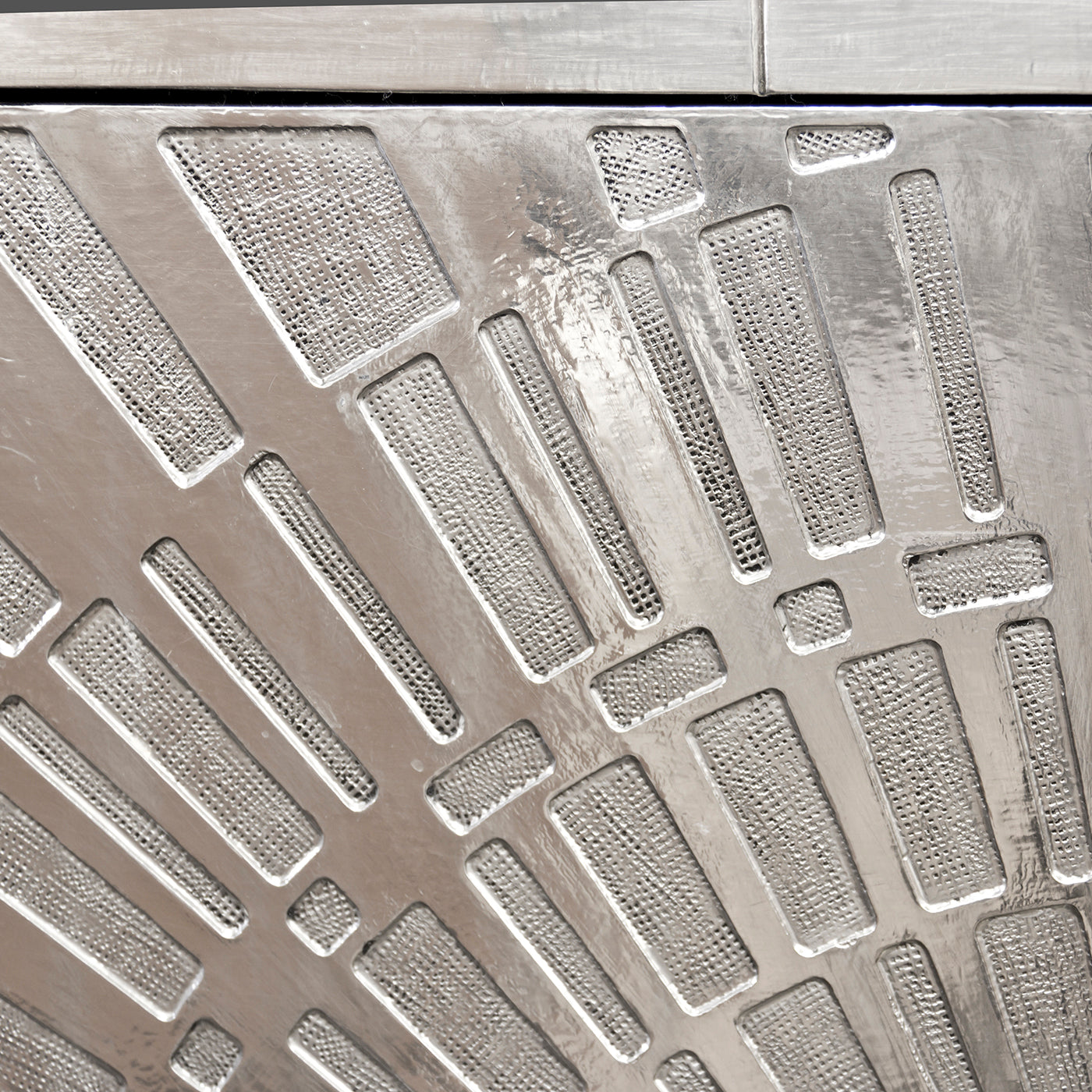 Metallic surface with a textured pattern