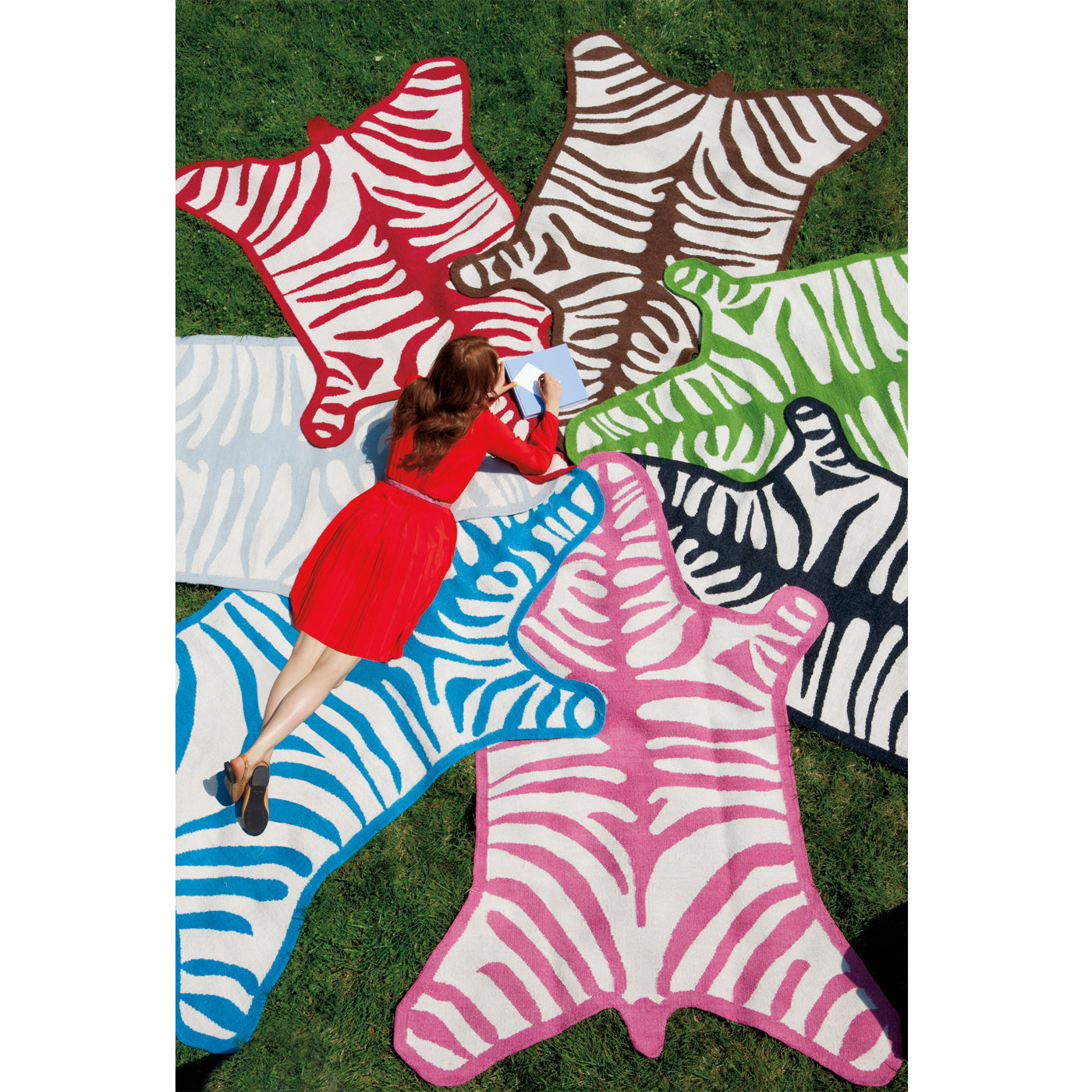 zebra peruvian flat weave rug - entryway with bench